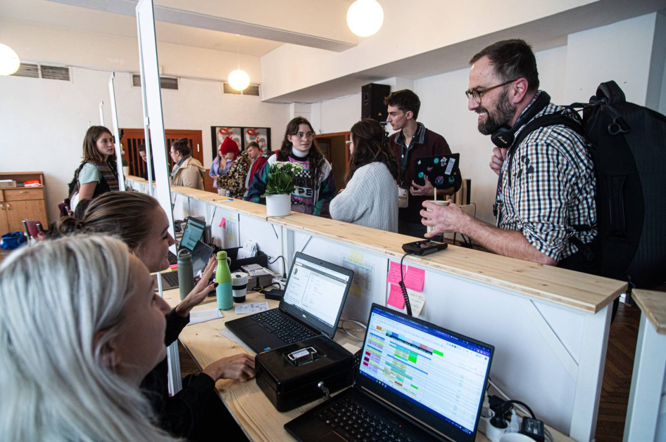 Architektonické zpracování vybavení festivalových prostor - Udržitelné guest servisové a akreditační přepážky